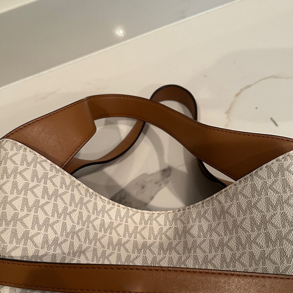 Michael Kors Cream and Tan Logo Hobo Tote and Matching Wallet - Picture 12 of 13